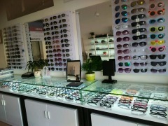 88眼镜店 茂名购物中的视力守护者